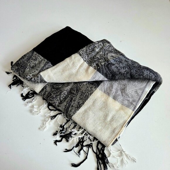 Cashmere blend black white and gray scarf. - Picture 2 of 10